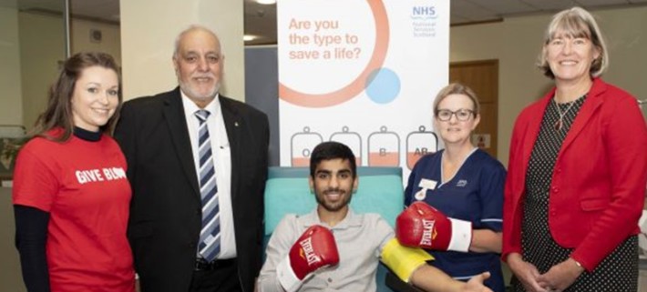 Kash Farooq donates blood with IHBDC in Glasgow